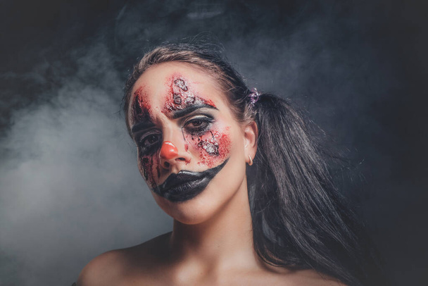 Ritratto di clown malvagio raccapricciante allo studio fotografico buio
 - Foto, immagini