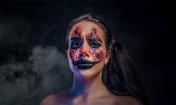 junge Frau spielt die Rolle des bösen Clowns - Foto, Bild