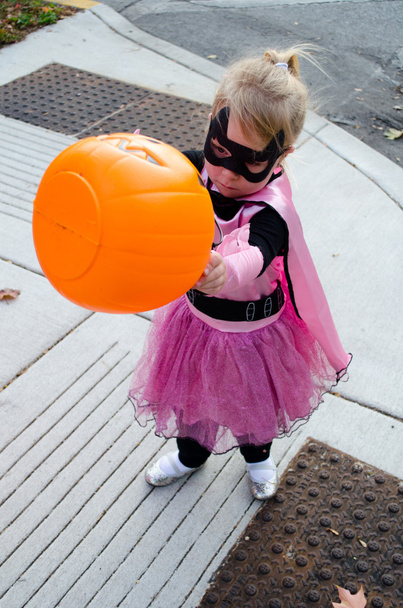 Bambina in costume di Halloween: dov'è la caramella
? - Foto, immagini
