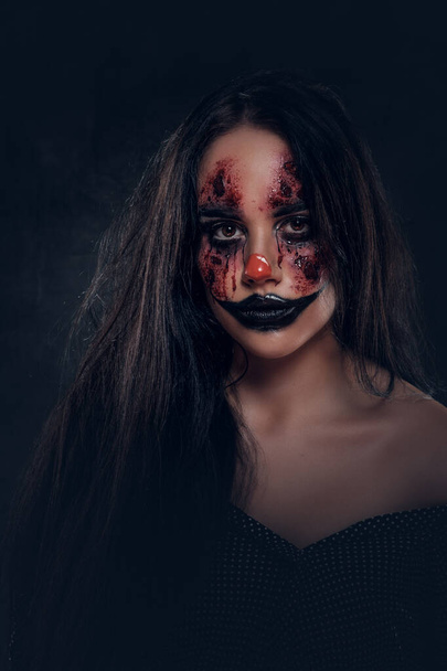 Ritratto di clown malvagio raccapricciante allo studio fotografico buio
 - Foto, immagini