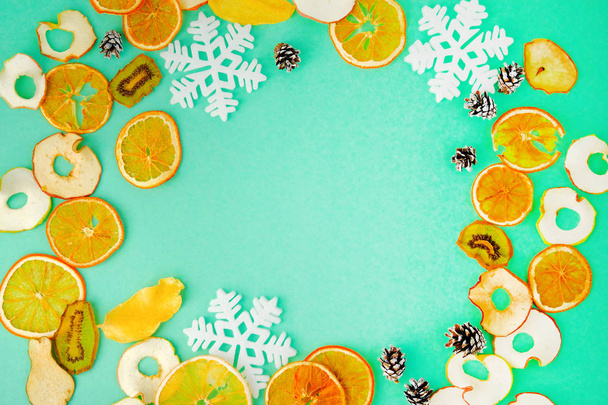 Composizione natalizia. Frutta, Fiocchi di neve, Coni di abete su ba verde
 - Foto, immagini