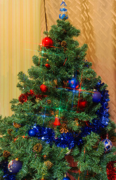 Frammento di albero di Natale artificiale con decorazione e luci di Natale
 - Foto, immagini