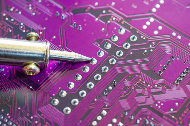 паяльник для ремонта электронных схем компьютера
  - Фото, изображение