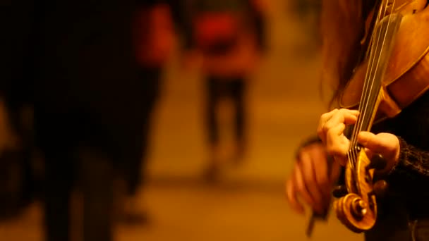 Egy fiatal lány hegedül az aluljáróban. Utcai zenész kezek. - Felvétel, videó