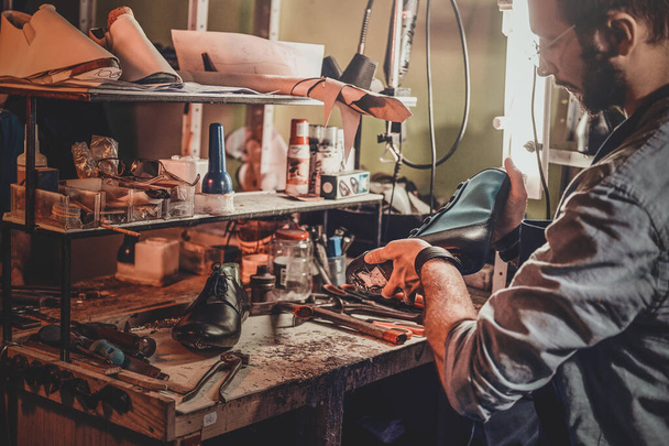 Cobbler repareert schoenen voor klanten - Foto, afbeelding