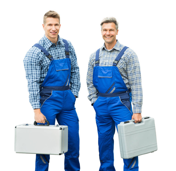 Portrét usmívající se dva opraváři držící šedé krabice s nářadím v ruce na bílém pozadí - Fotografie, Obrázek