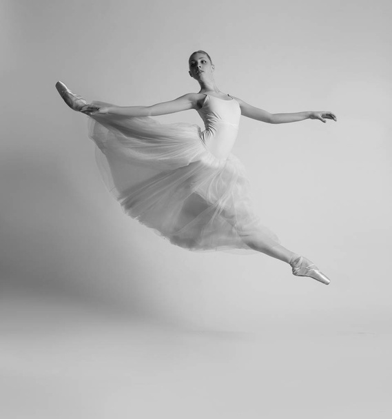 Ballerine sautant en robe blanche
 - Photo, image
