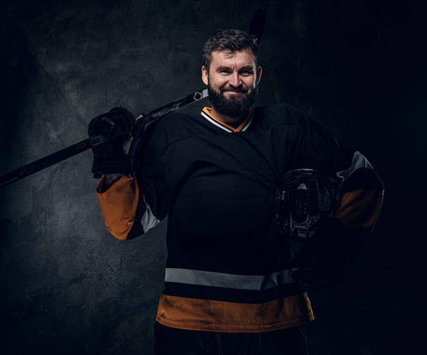 Experienced hockey player has a photo session - Foto, imagen