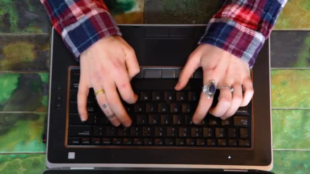 Jonge vrouw typt op een zwarte laptop - Video