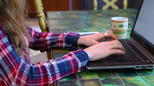 Nő az asztalnál dolgozik laptop - Felvétel, videó