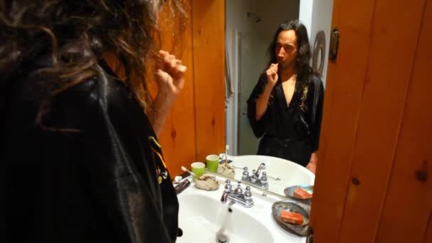 Homme se brossant les dents dans la salle de bain
.  - Séquence, vidéo