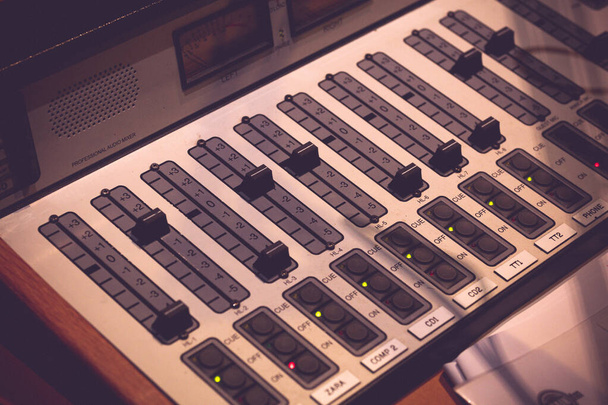 Radio stazione Sound Desk e mixer in uno studio
 - Foto, immagini