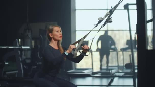 A fiatal testépítő nő az edzőteremben - Felvétel, videó