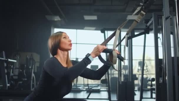Młoda dziewczyna na porannym treningu w siłowni - Materiał filmowy, wideo