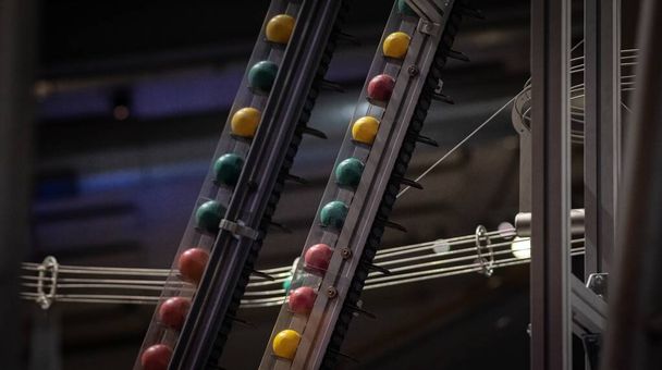 Joli gros plan des boules de bowling colorées sur un ascenseur
 - Photo, image