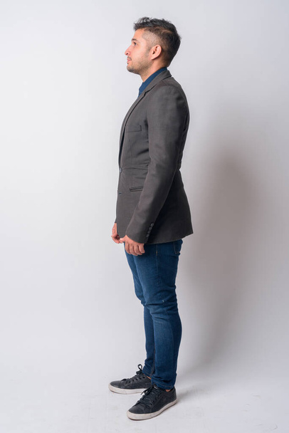 Corpo inteiro tiro vista perfil de empresário persa no terno
 - Foto, Imagem