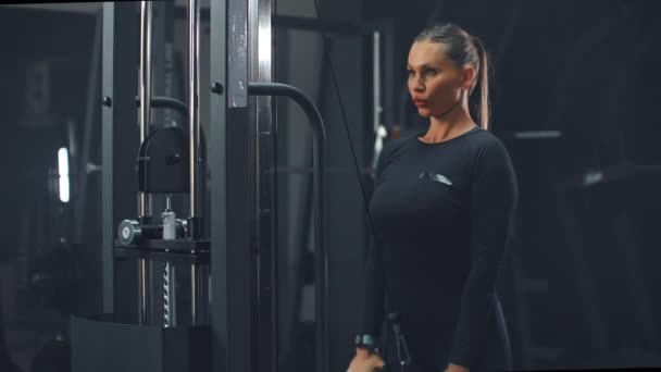 La mujer bombea bíceps en el gimnasio
 - Imágenes, Vídeo