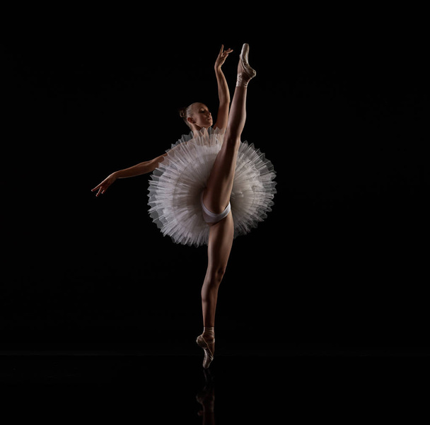 Балерина танцює в балетному туту і загостреному взутті.. - Фото, зображення