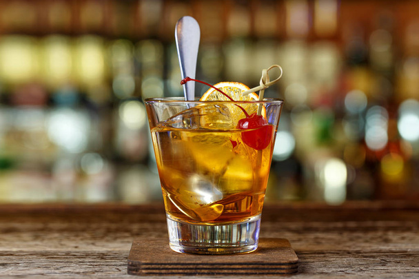 Old-fashioned cocktail on the bar - Zdjęcie, obraz