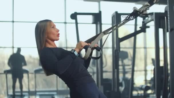 Morgentraining im Fitnessstudio für einen strandtauglichen Körper - Filmmaterial, Video
