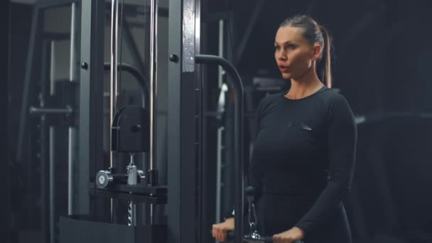 A fêmea bombeia bíceps no ginásio
 - Filmagem, Vídeo