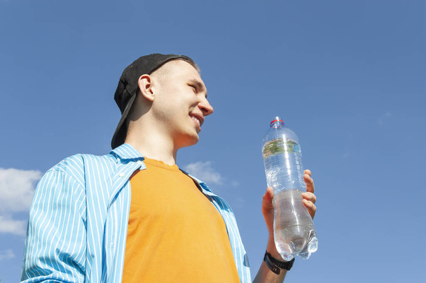 Хлопець з пляшкою води на небі
 - Фото, зображення