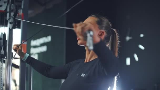Edzés az edzőteremben egy erős és faragott test - Felvétel, videó