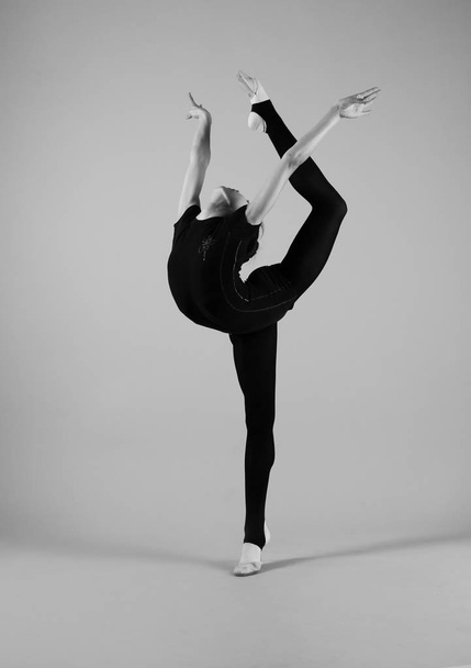 Gymnastka tančí v černém kostýmu  - Fotografie, Obrázek