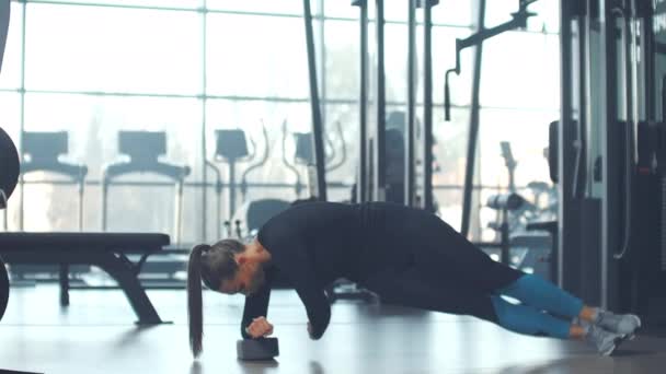 fitness ciała w siłowni - Materiał filmowy, wideo