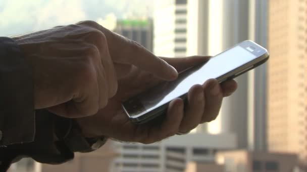 Hombre usando el teléfono inteligente en la ciudad
 - Imágenes, Vídeo