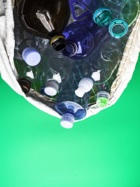 plastic flessen afval gerecycled, milieu geen plastic concept - Foto, afbeelding