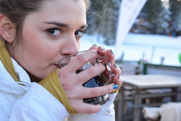 Belle jeune fille boire du vin chaud
 - Photo, image