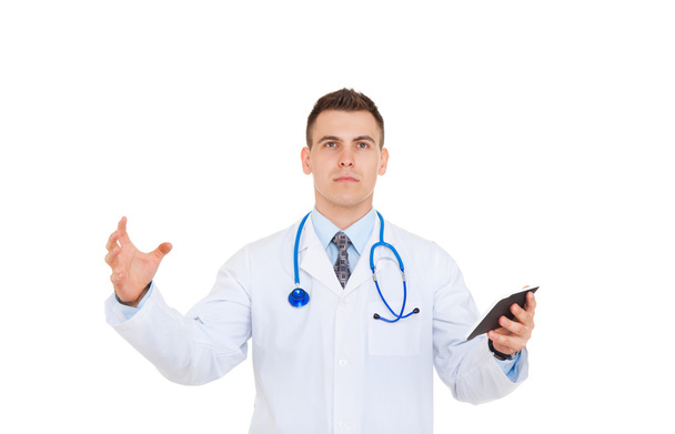 Молодой врач со стетоскопом держит планшетный сенсорный экран компьютера
 - Фото, изображение