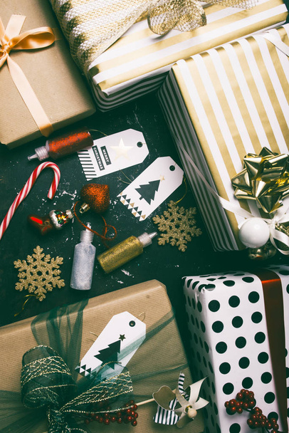 Kerstversiering en geschenkverpakking op houten backgrou - Foto, afbeelding