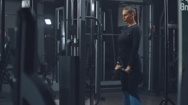 Trening w siłowni dla zdrowia i piękne ciało - Materiał filmowy, wideo