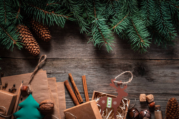 Χριστουγεννιάτικο πράσινο πλαίσιο από τα κλαδιά ελάτων σε ένα vintage γκρι πίνακα  - Φωτογραφία, εικόνα