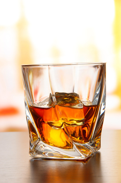 Glass of whiskey, on bright background - Fotoğraf, Görsel