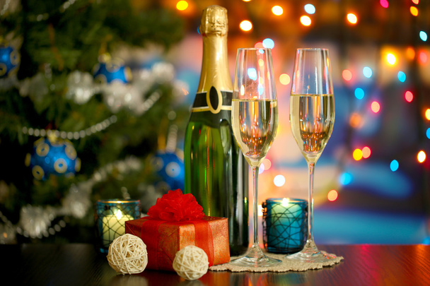 Glasses of champagne and gifts on bright background - Foto, imagen