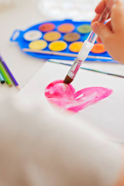 Ребенок творческий, создающий искусство с акварелью и художественный
 - Фото, изображение
