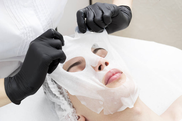 The procedure is a cleansing restorative wet mask for men in a beauty salon - Foto, afbeelding