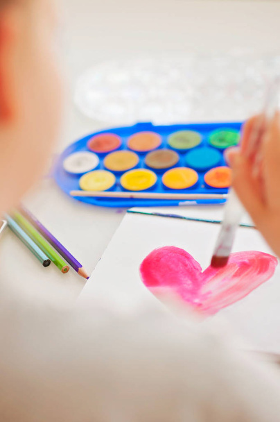 Un niño siendo creativo, creando arte con acuarelas y siendo artístico
 - Foto, imagen