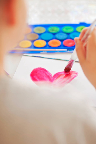 Bir çocuk yaratıcı oluyor, sulu boya ile sanat yaratıyor ve sanatçı oluyor. - Fotoğraf, Görsel
