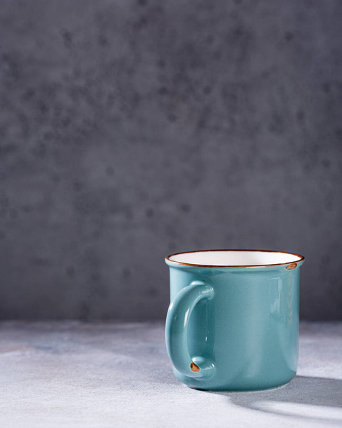 Vecchia tazza con latte caldo al cioccolato
 - Foto, immagini