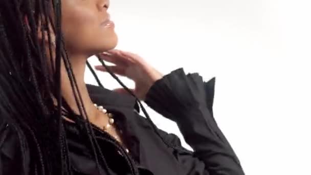Mieszane rasy kobieta z warkoczami włosów w studio na białym portrecie zbliżenie - Materiał filmowy, wideo