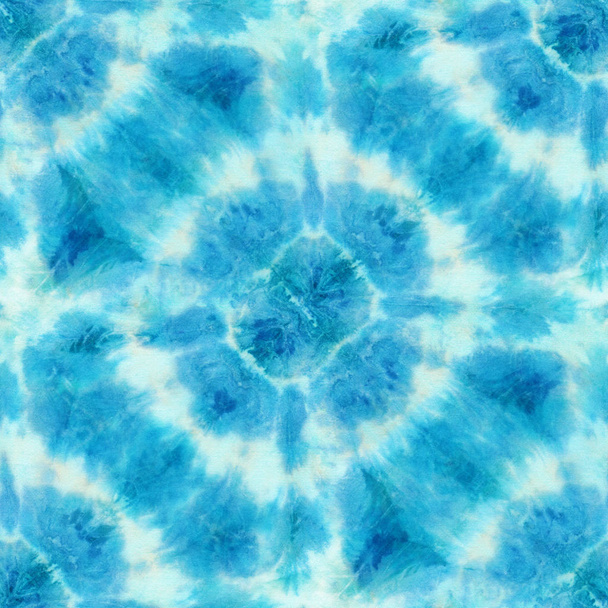 Patrón de lazo-tinte sin costuras de color azul sobre seda blanca. Tejidos de pintura a mano batik nodular. Teñido Shibori.  - Foto, imagen