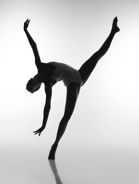 Flexibles Mädchen tanzt im Gegenlicht - Foto, Bild