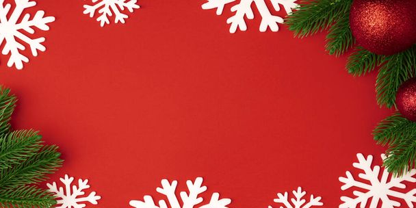 Weihnachtskomposition. Weihnachtsroter Schmuck, Tannenzweige, rote Christbaumkugel auf rotem Hintergrund. flache Lage, Draufsicht, Kopierraum. Weihnachtsschmuck flach liegend Hintergrund - Foto, Bild