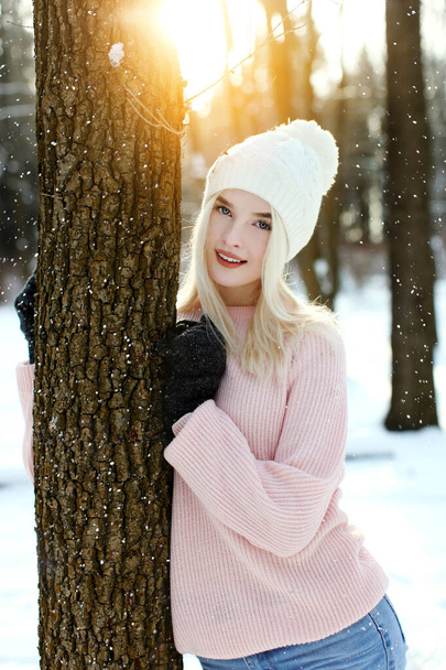 Beauty woman in the winter scenery - Foto, afbeelding