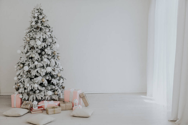 Интерьер белой комнаты с елкой и рождественскими подарками
 - Фото, изображение