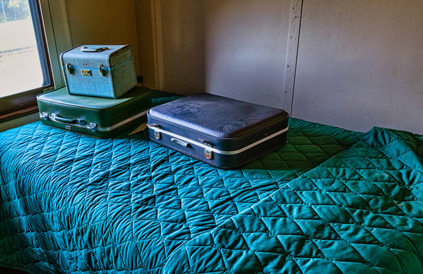Παραδοσιακές αποσκευές σε ένα παλιό αυτοκίνητο κρεβάτι - Φωτογραφία, εικόνα